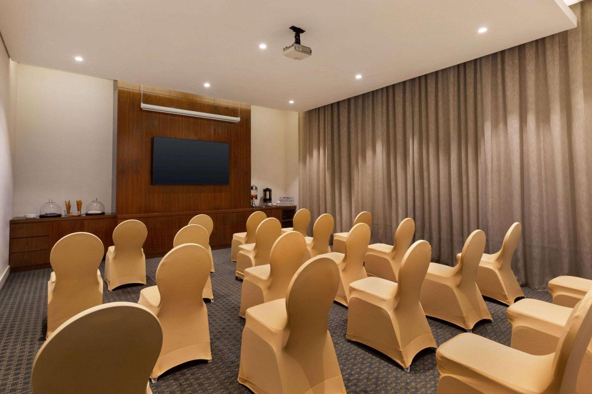 Ramada By Wyndham Dubai Barsha Heights Hotell Exteriör bild