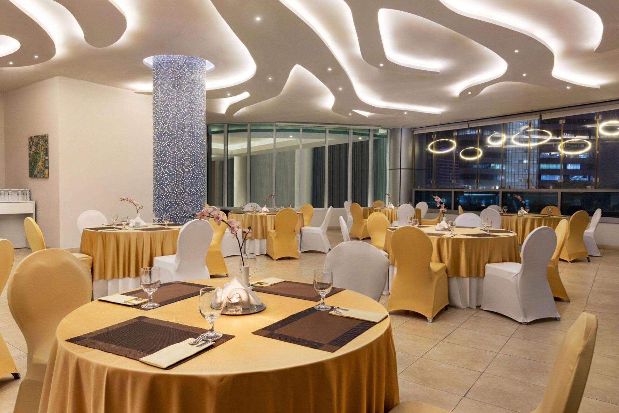Ramada By Wyndham Dubai Barsha Heights Hotell Exteriör bild