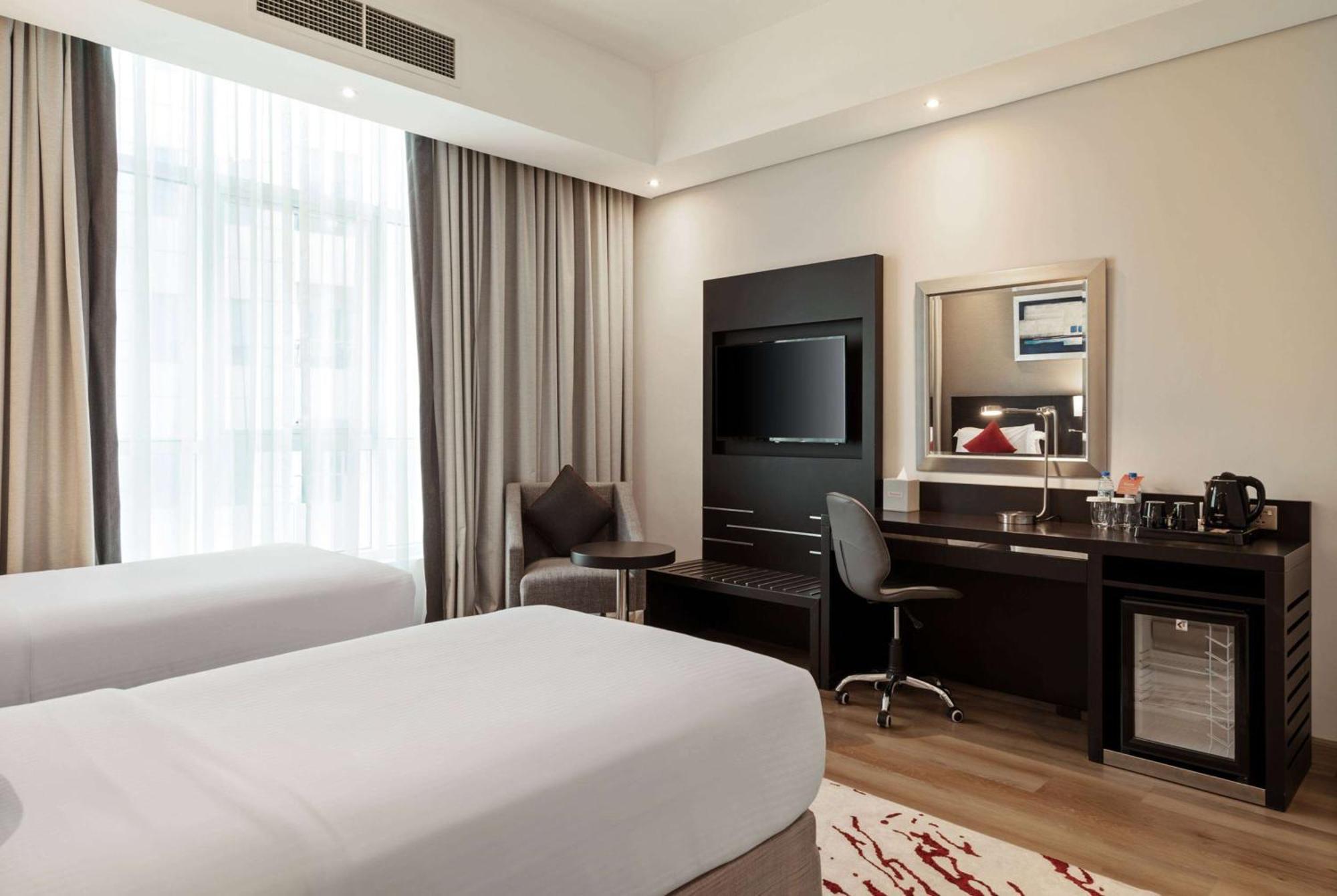 Ramada By Wyndham Dubai Barsha Heights Hotell Exteriör bild