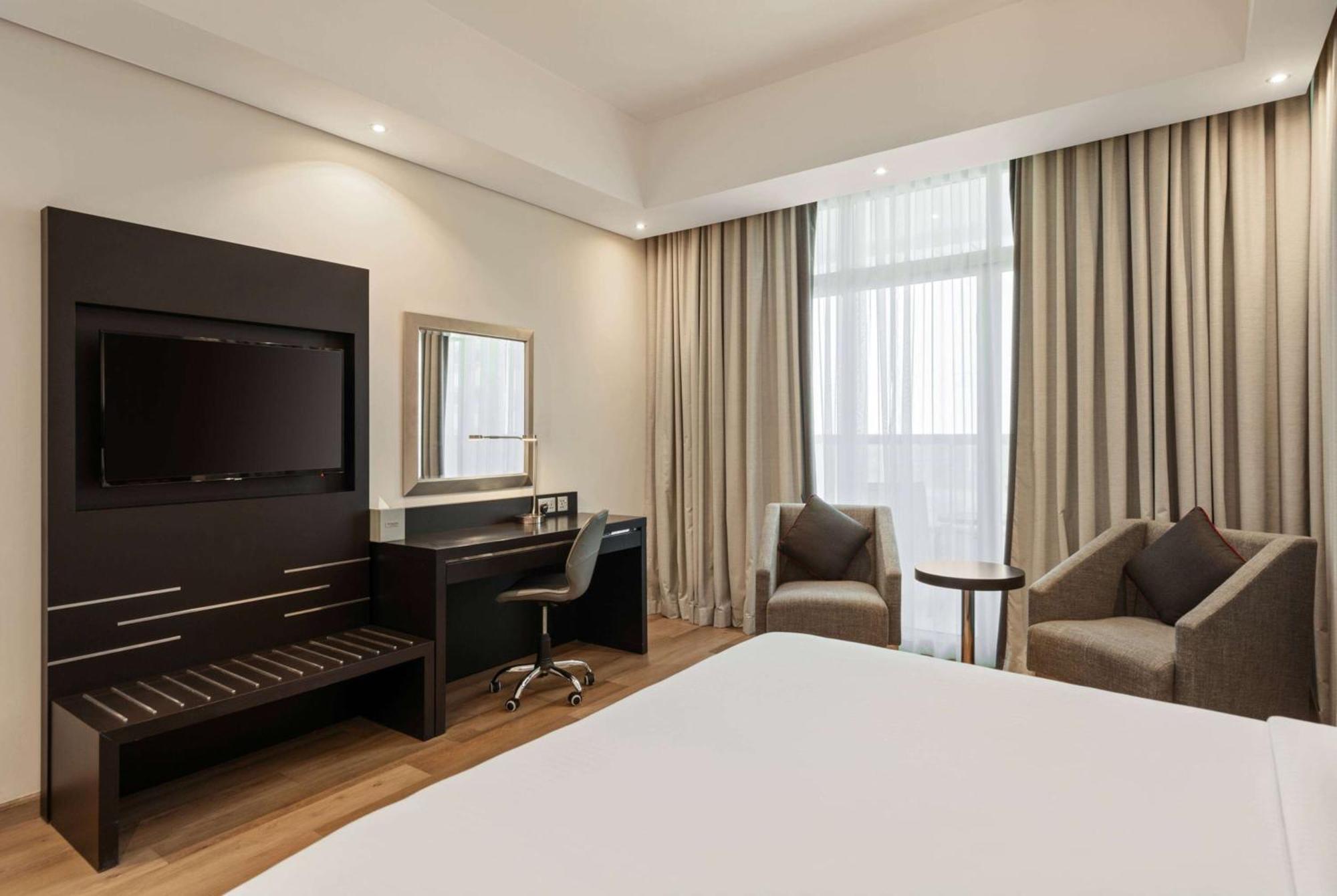 Ramada By Wyndham Dubai Barsha Heights Hotell Exteriör bild