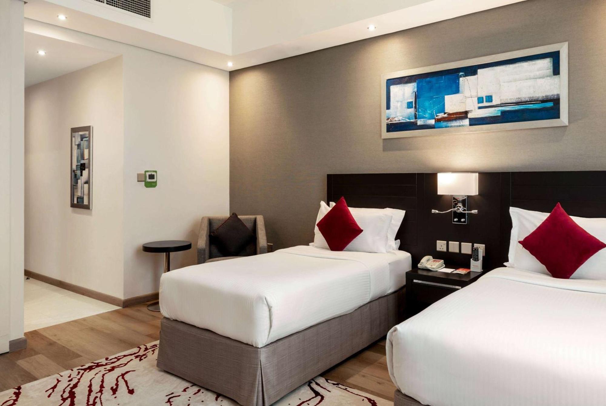 Ramada By Wyndham Dubai Barsha Heights Hotell Exteriör bild