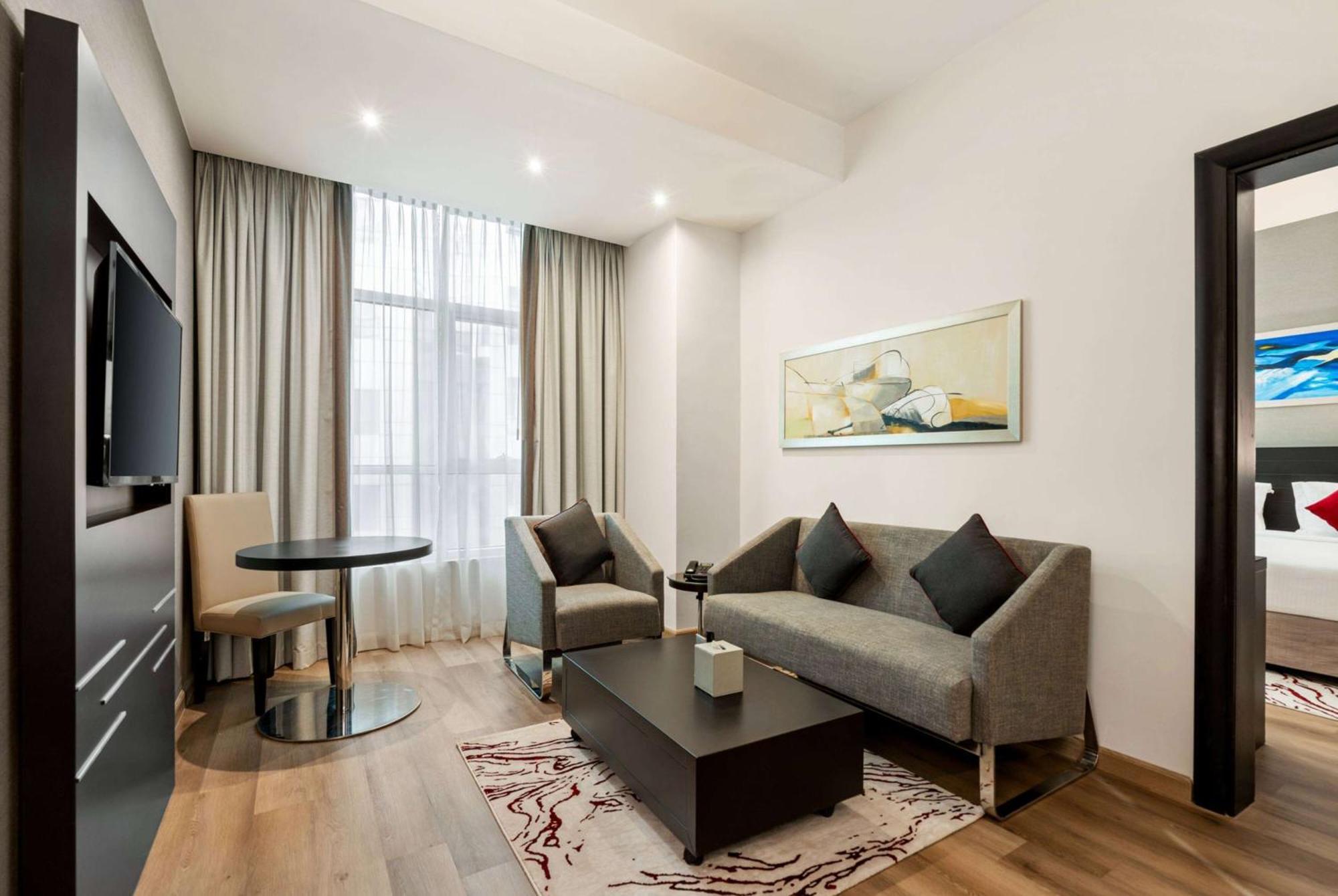 Ramada By Wyndham Dubai Barsha Heights Hotell Exteriör bild