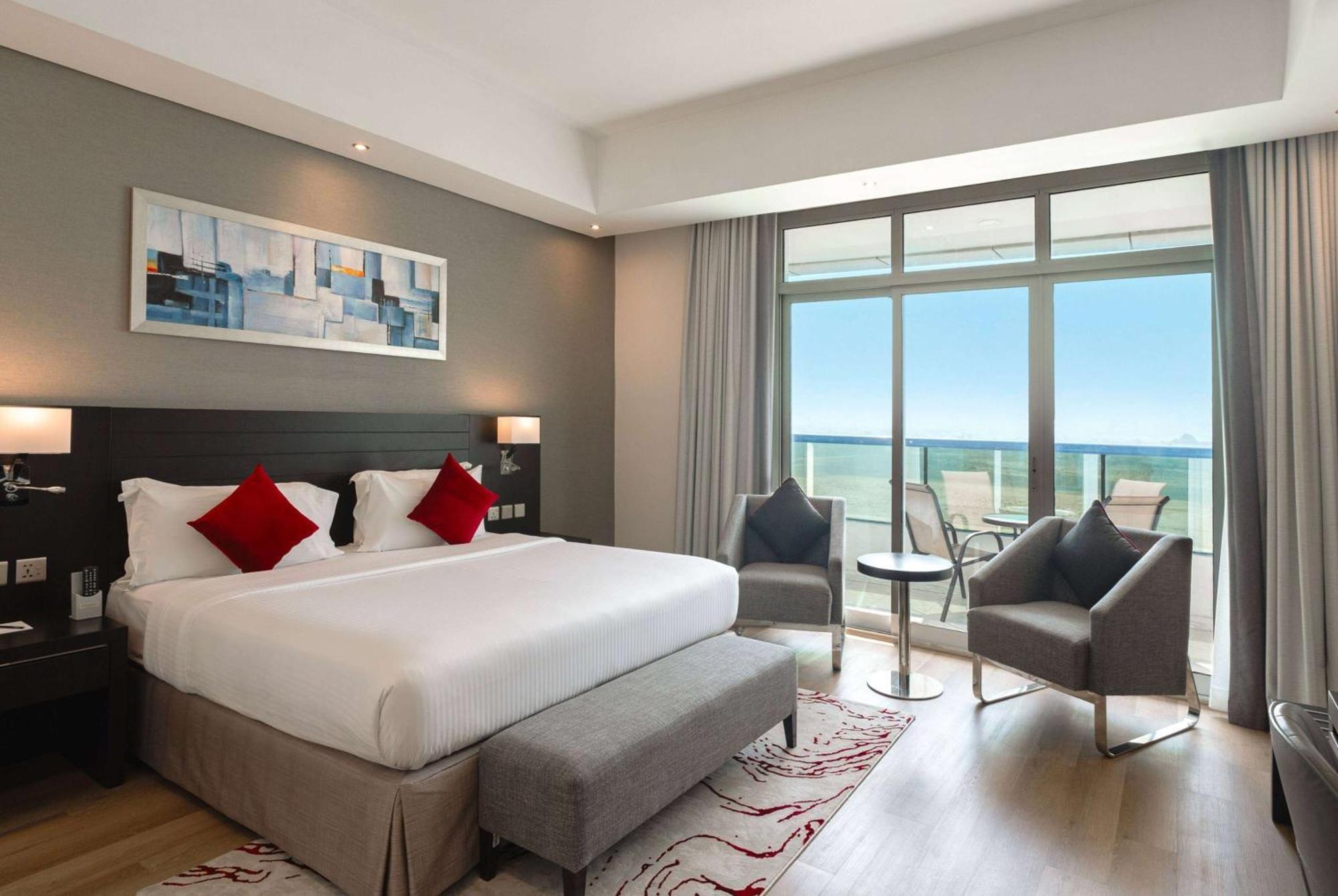 Ramada By Wyndham Dubai Barsha Heights Hotell Exteriör bild