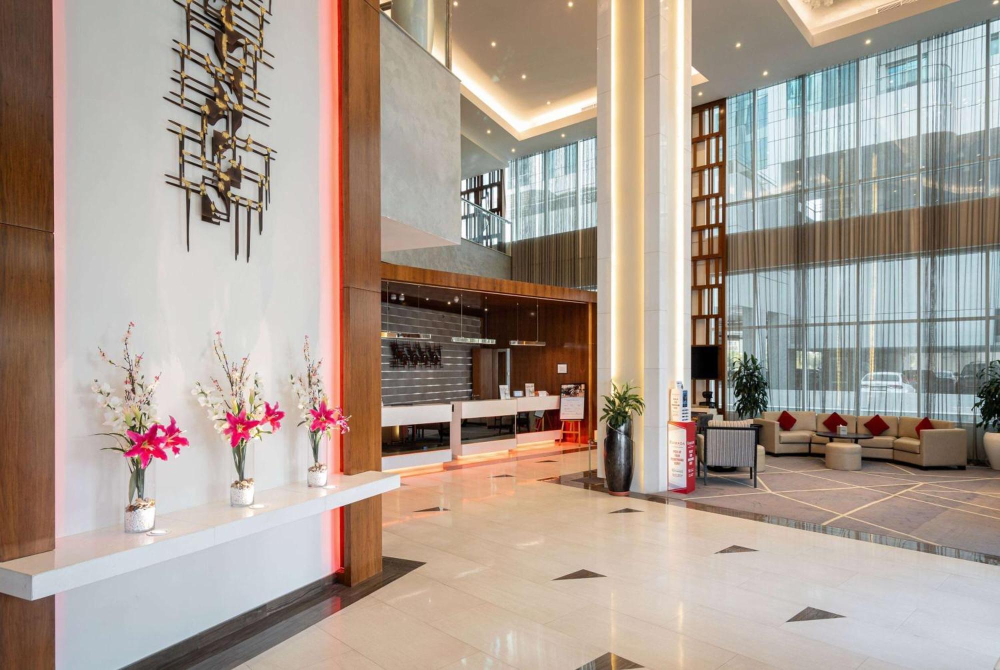 Ramada By Wyndham Dubai Barsha Heights Hotell Exteriör bild