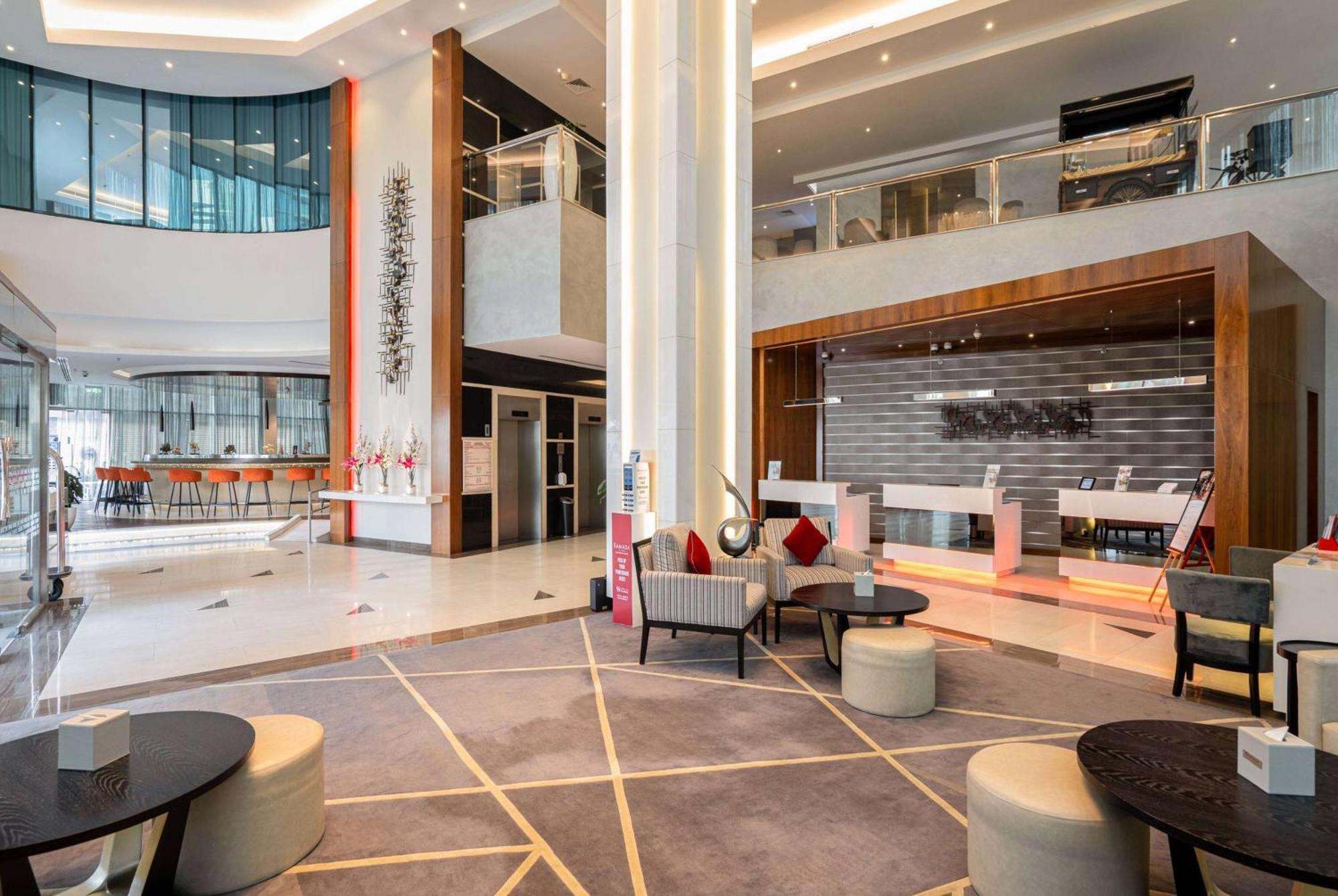Ramada By Wyndham Dubai Barsha Heights Hotell Exteriör bild