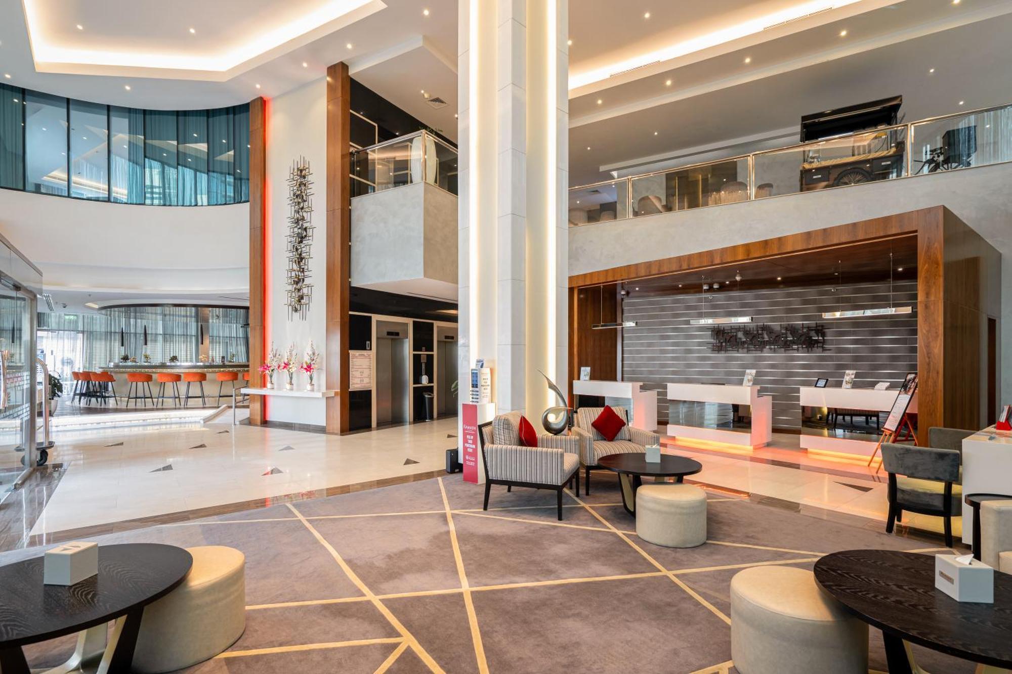 Ramada By Wyndham Dubai Barsha Heights Hotell Exteriör bild