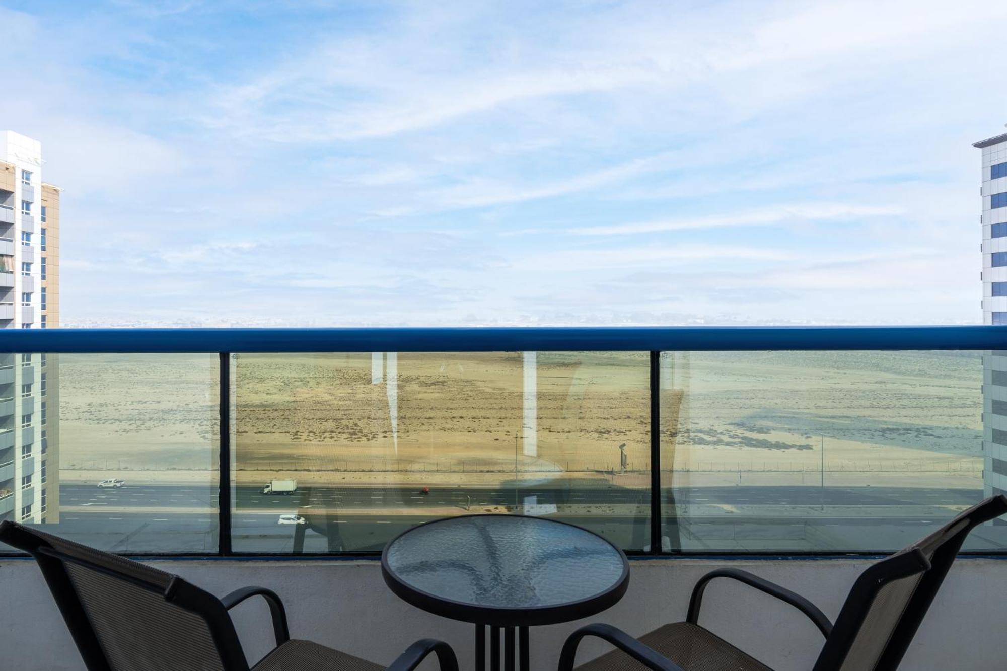 Ramada By Wyndham Dubai Barsha Heights Hotell Exteriör bild