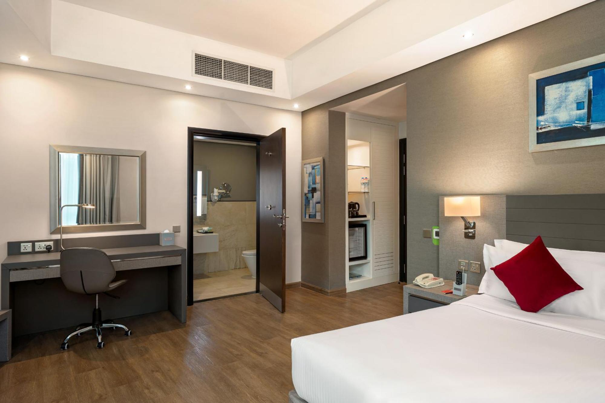 Ramada By Wyndham Dubai Barsha Heights Hotell Exteriör bild
