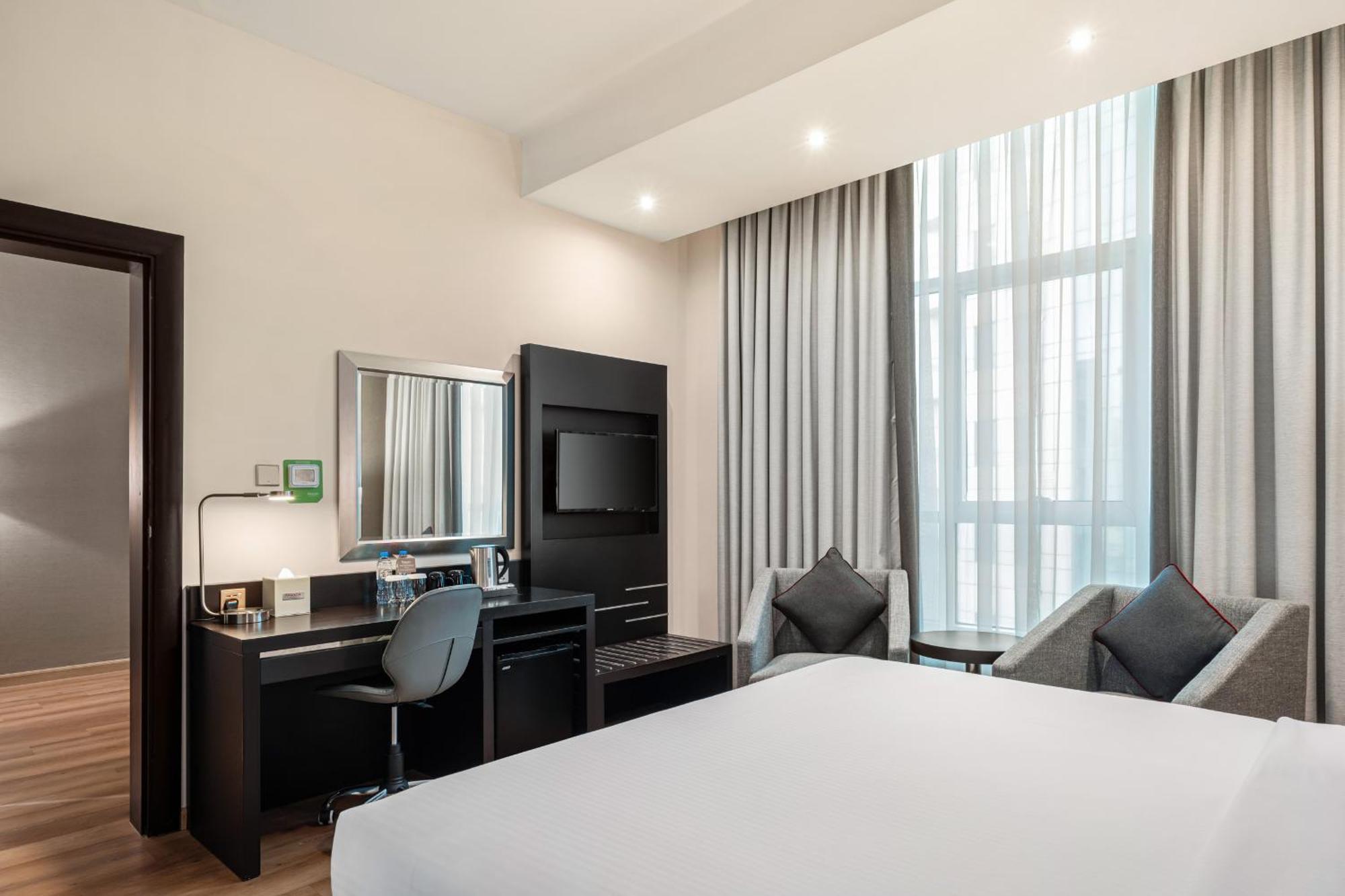 Ramada By Wyndham Dubai Barsha Heights Hotell Exteriör bild