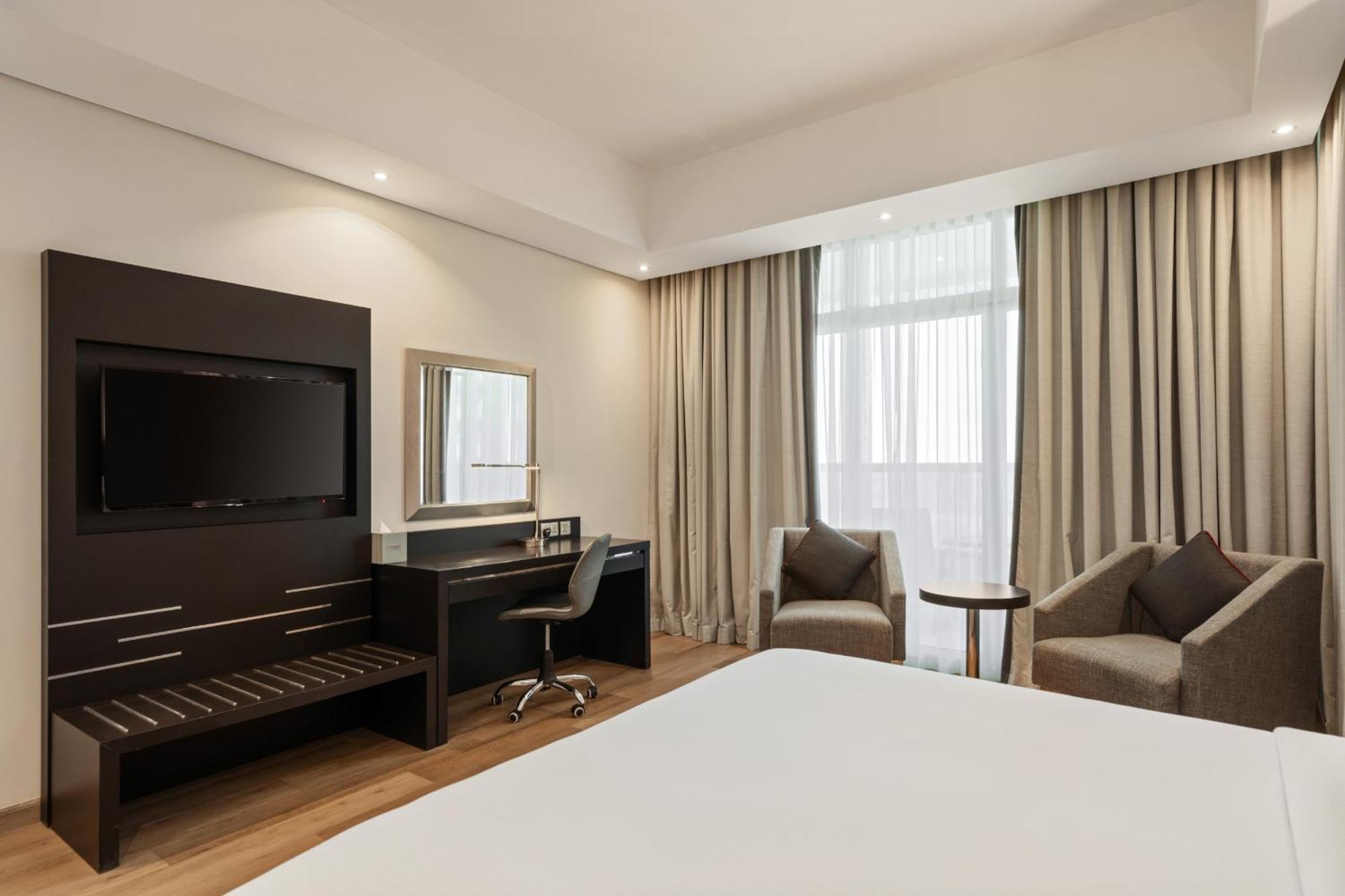 Ramada By Wyndham Dubai Barsha Heights Hotell Exteriör bild